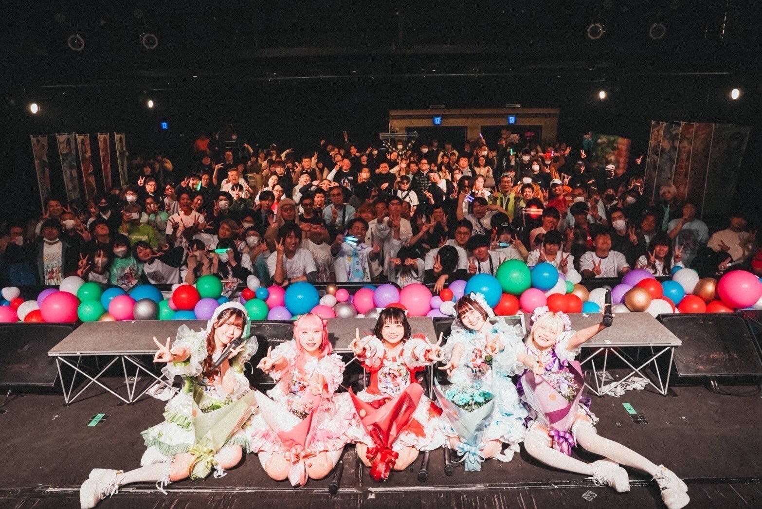 MEWCATUNEの5人と、ペンライトやバルーンで埋まる新潟LOTSの客席。3rdワンマンライブの集合写真